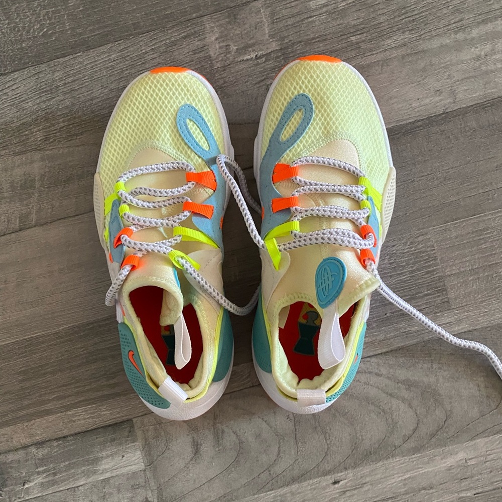 Huarache E.D.G.E. Premium 'Barely Volt', Youth Sizes 4Y